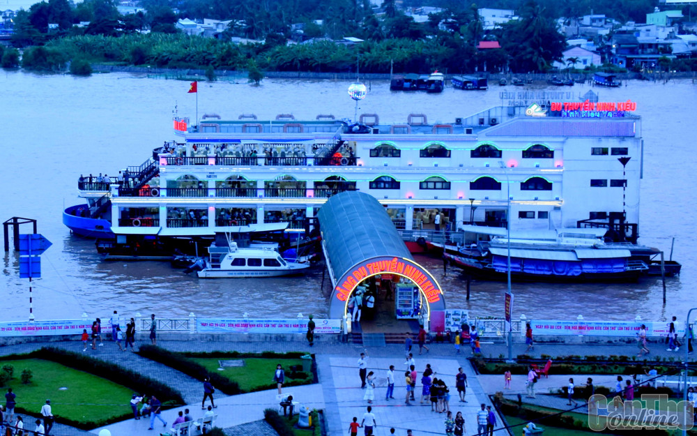 Hành khách chờ Du thuyền Ninh Kiều xuất bến.