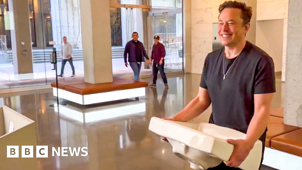 Ông Musk mang chiếc bồn rửa mặt vào trụ sở chính của Twitter hôm 27-10. Ảnh: BBC