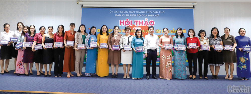 Ông Nguyễn Ngọc Hè, Phó Chủ tịch UBND TP Cần Thơ, tặng quà đội ngũ nữ lãnh đạo quản lý các sở, ban ngành, quận, huyện trên địa bàn thành phố. Ảnh: HỒNG VÂN