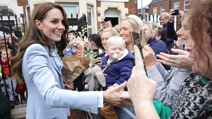Công nương Kate thân thiện thăm hỏi người dân trong chuyến thăm Bắc Ireland hồi đầu tháng 10-2022.
