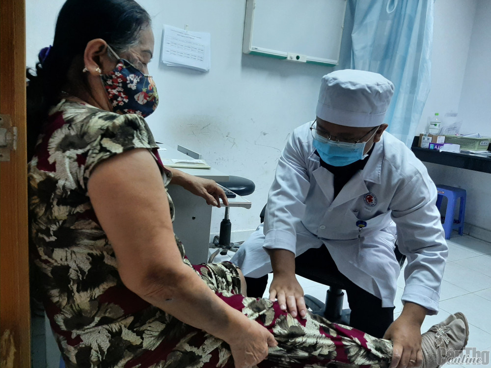 Mùa mưa, nhiều người cao tuổi đau nhức khớp