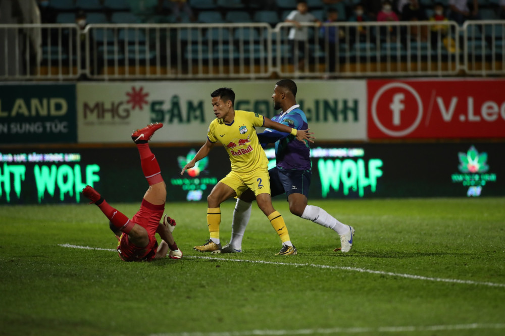 Đội bóng của bầu Đức coi chừng mất cả chì lẫn chài!