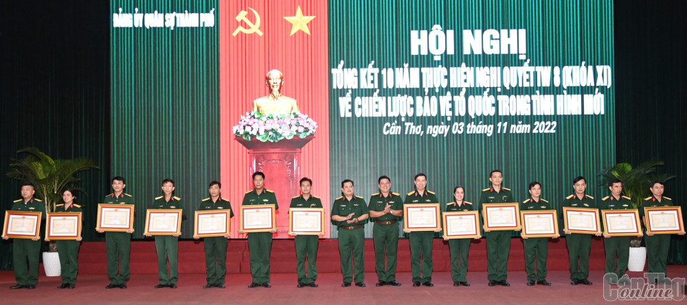 Lãnh đạo Bộ CHQS thành phố trao Huân chương Chiến sĩ vẻ vang cho các cá nhân.