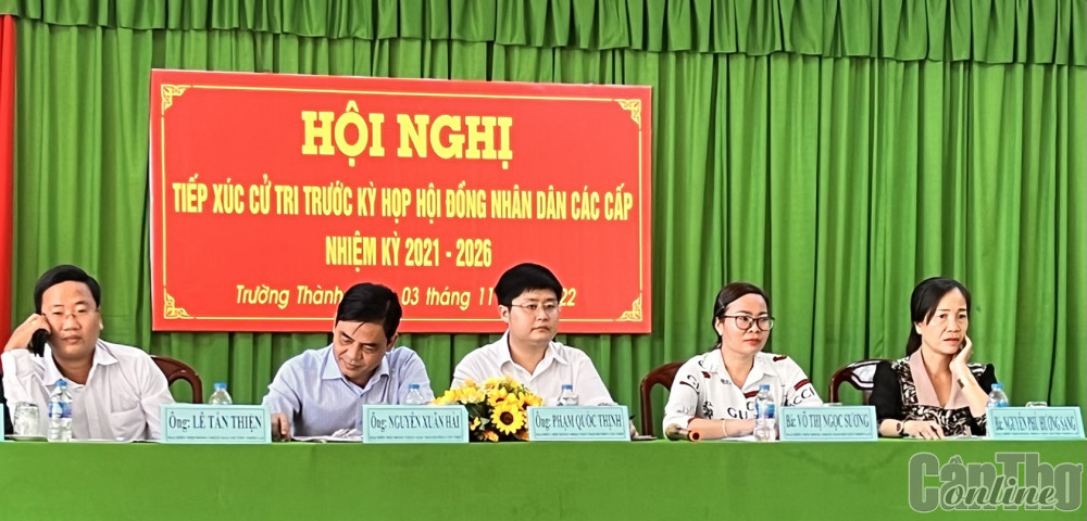 Ông Nguyễn Xuân Hải, Ủy viên Ban Thường vụ Thành ủy, Phó Chủ tịch Thường trực HÐND thành phố (người thứ 2, từ trái qua) TXCT tại xã Trường Thành. Ảnh: C.H