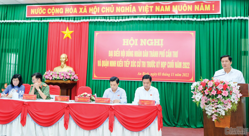 Ông Phạm Văn Hiểu tiếp thu các ý kiến đóng góp của cử tri. Ảnh KIỀU CHINH