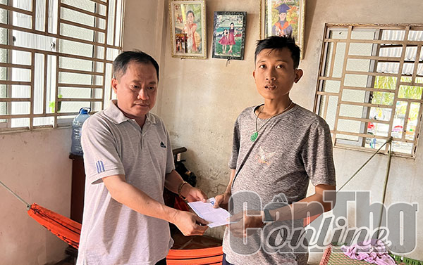 Trao tiền từ thiện