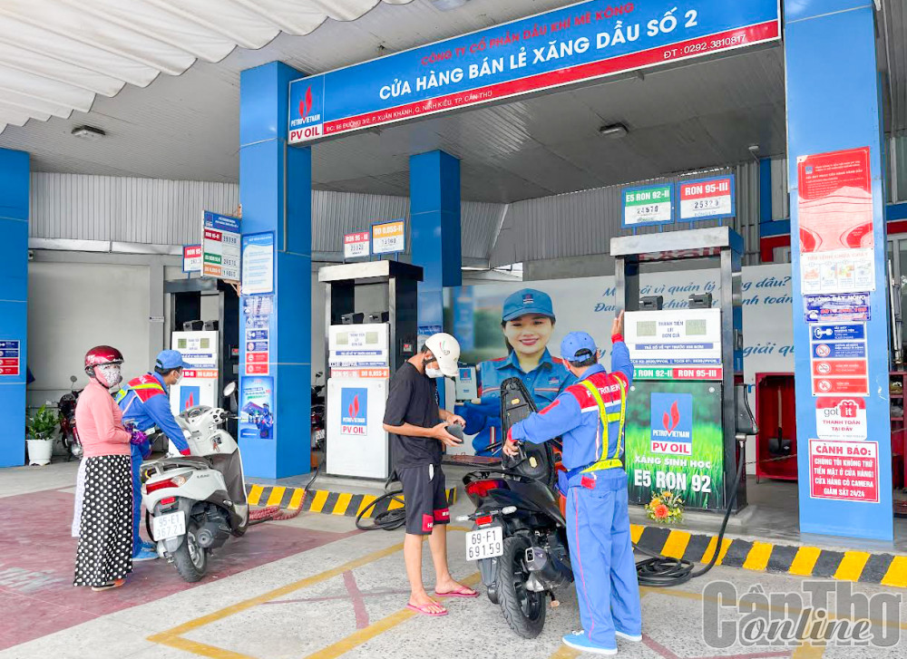 Chung tay giữ ổn định nguồn cung xăng dầu Hoạt động tại một cửa hàng kinh doanh xăng dầu trên địa bàn quận Ninh Kiều.