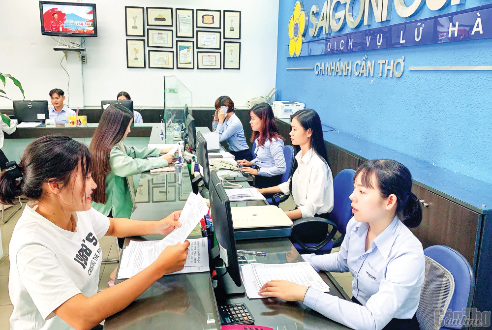 Khách hàng tham khảo tour tại chi nhánh Công ty TNHH MTV Dịch vụ lữ hành Saigontourist tại Cần Thơ.