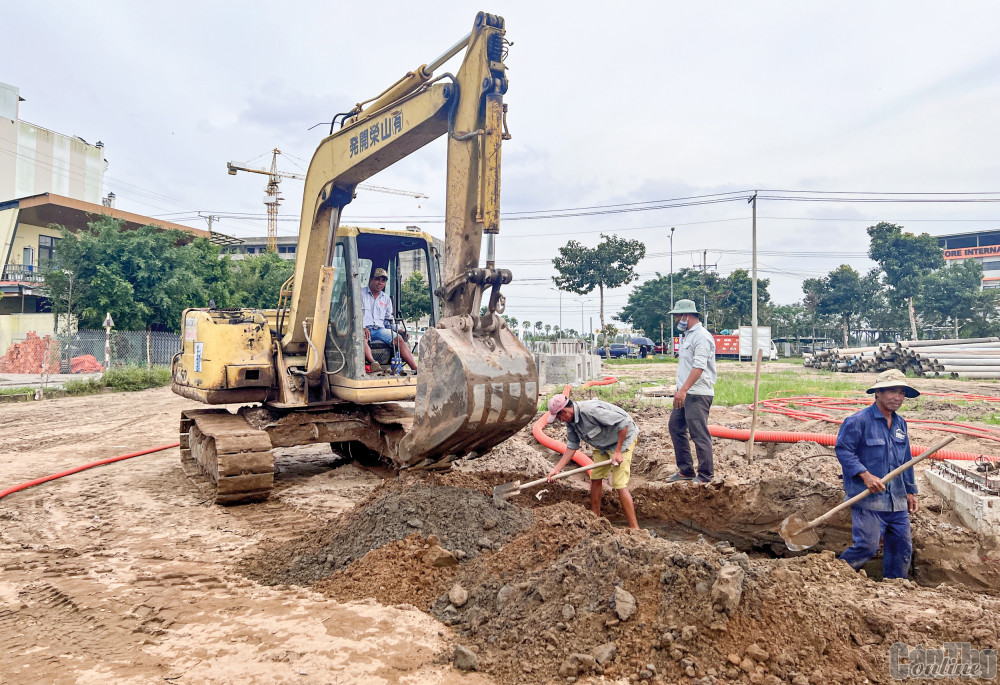 Khu tái định cư thuộc khu đô thị đường Nguyễn Văn Cừ (đoạn Cái Sơn - Hàng Bàng đến đường tỉnh 923) do Trung tâm Phát triển Quỹ đất thành phố làm chủ đầu tư đang thi công khẩn trương để tăng khối lượng và giá trị giải ngân. Ảnh: MINH HUYỀN