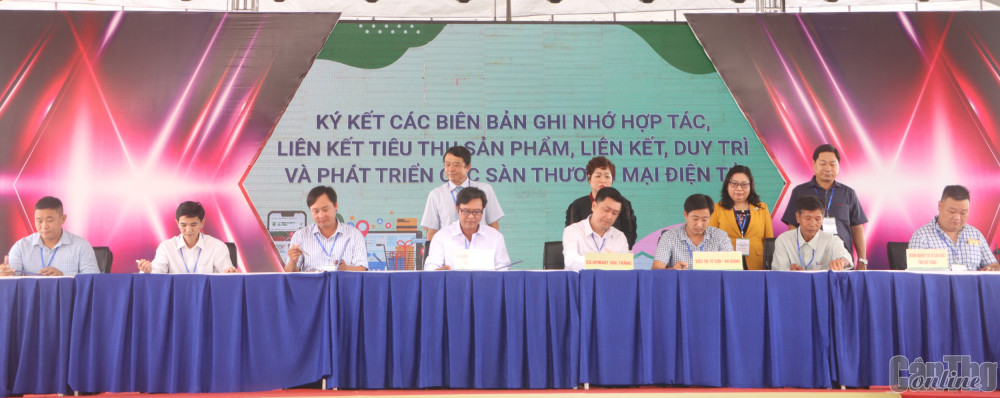 Các doanh nghiệp ký kết bản ghi nhớ hợp tác.