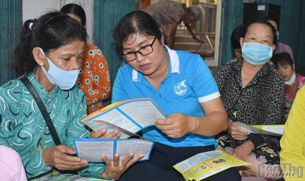 Tuyên truyền, vận động hội viên phụ nữ chấp hành pháp luật về an toàn giao thông Hội LHPN thị trấn Thới Lai phát tờ rơi tuyên truyền quy định của pháp luật cho hội viên.