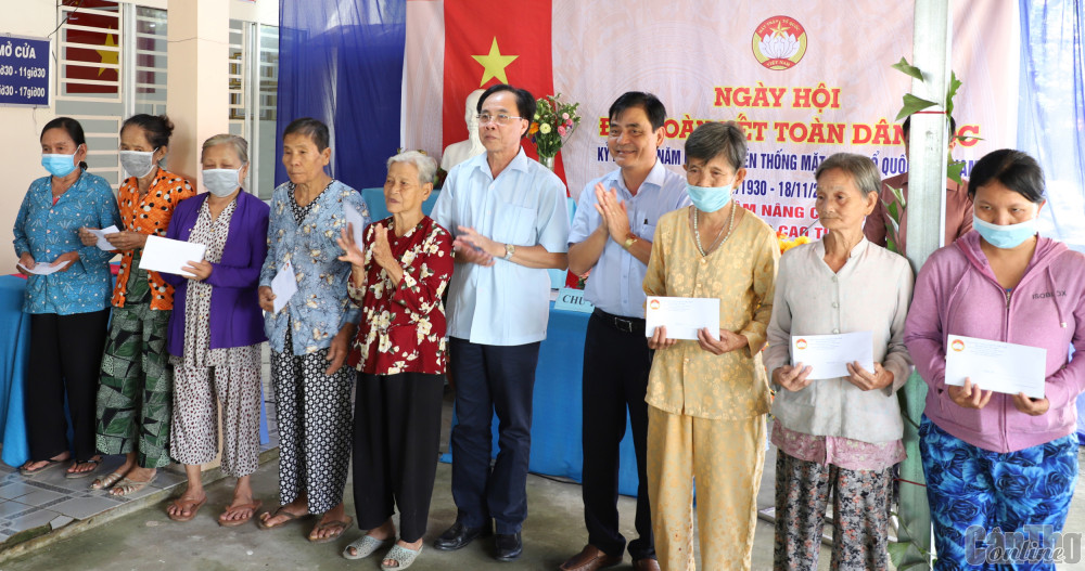 Lãnh đạo thành phố và huyện Phong Điền tặng quà cho các hộ nghèo, cận nghèo tại Ngày hội.