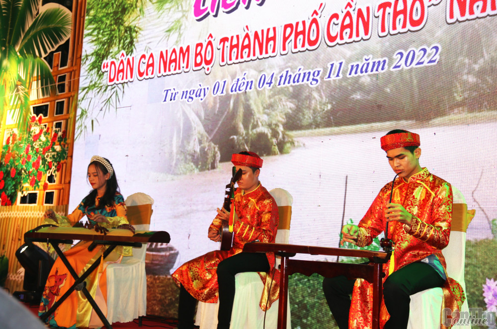 Tiết mục “Lý kéo chài” của TTVHTT&TT huyện Vĩnh Thạnh đạt giải Nhì thể loại hòa tấu