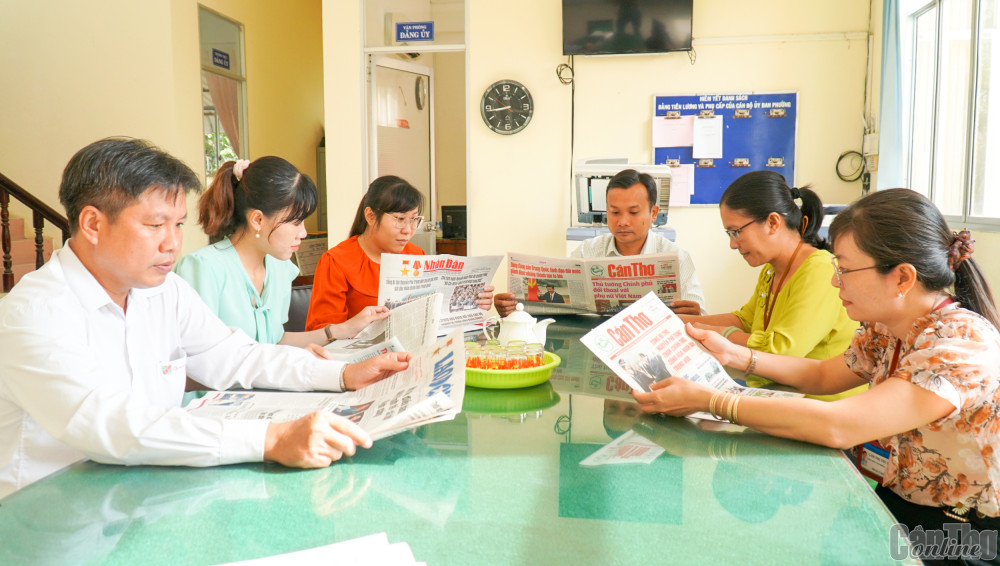 Cán bộ, đảng viên phường Long Tuyền thường xuyên đọc báo Đảng, báo chính thống để nắm chắc thông tin, chủ trương của Đảng và Nhà nước để tuyên truyền đến nhân dân.