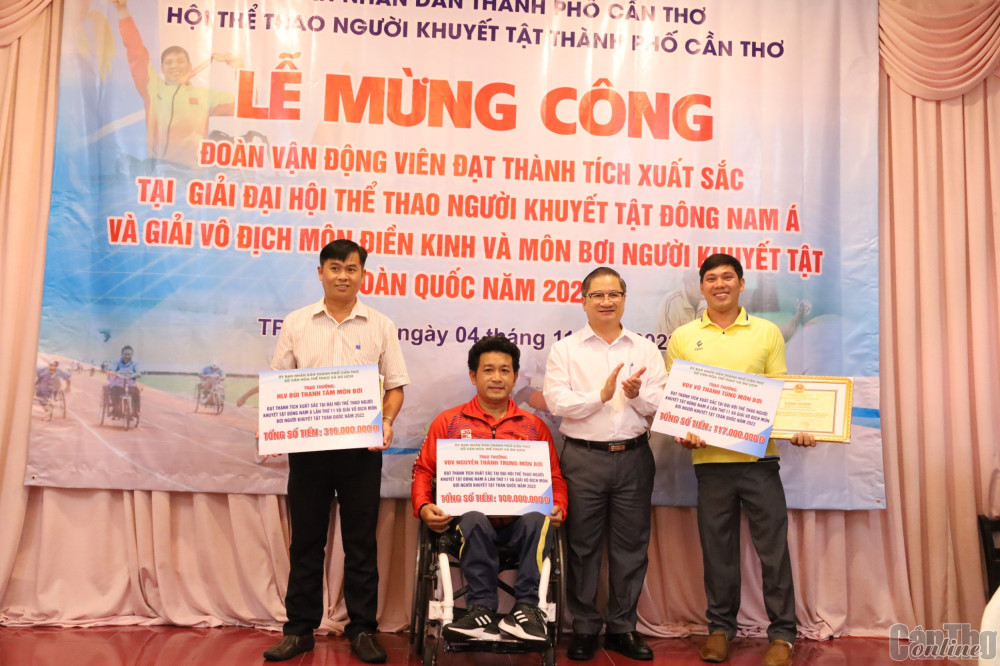 Ông Trần Việt Trường, Chủ tịch UBND TP Cần Thơ trao thưởng cho các VĐV và HLV.