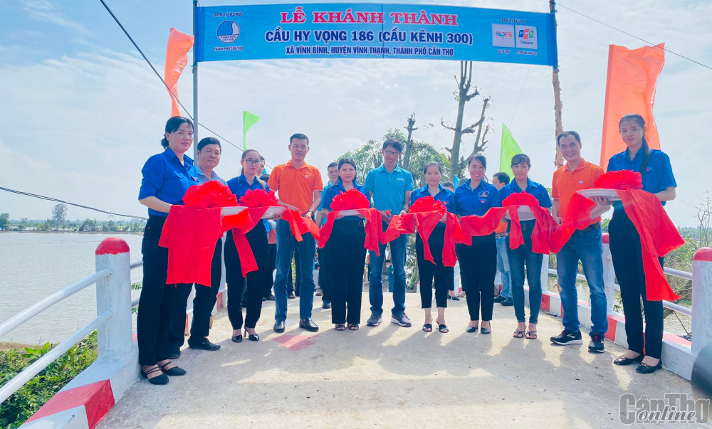 Tuổi trẻ thành phố và Quỹ Hy Vọng cắt băng khánh thành cầu Hy Vọng 186 ở xã Vĩnh Bình, huyện Vĩnh Thạnh. Ảnh: CTV