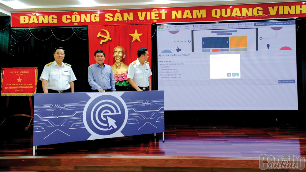 Lãnh đạo TP Cần Thơ và Cục Thuế thành phố bấm nút lựa chọn hóa đơn may mắn trúng thưởng quý II-2022.