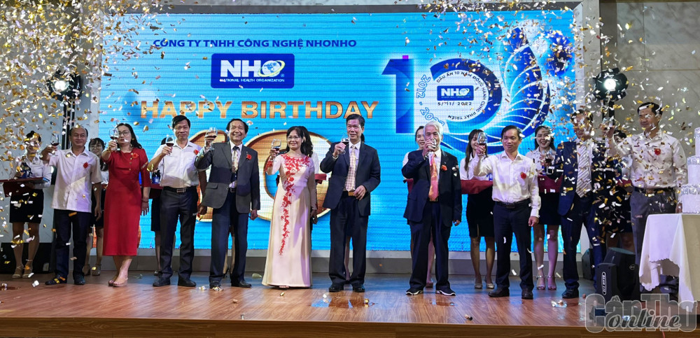 Lãnh đạo NHONHO thực hiện nghi thức kỷ niệm 10 năm thành lập công ty.