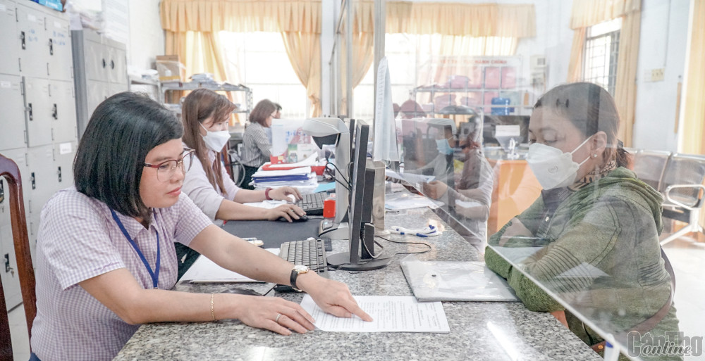 Cán bộ, công chức Bộ phận một cửa phường Tân Phú nâng cao trách nhiệm giải quyết thủ tục hành chính của nhân dân.