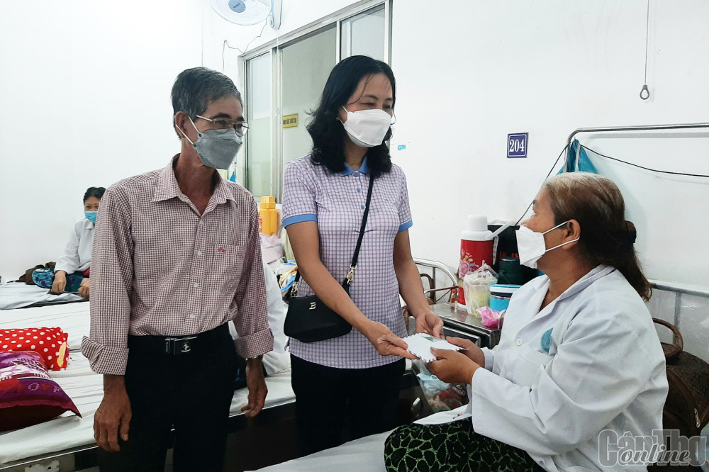 Nhóm từ thiện Đồng cảm sẻ chia huyện Phong Điền tặng quà cho người bệnh điều trị nội trú tại Bệnh viện Ung bướu TP Cần Thơ.