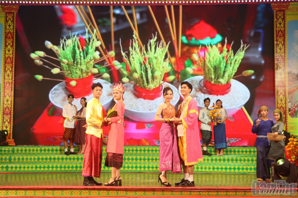 Trình diễn trang phục dân tộc Khmer của đơn vị tỉnh Sóc Trăng.