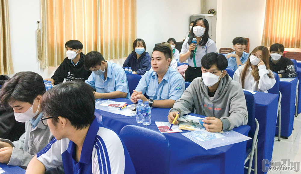 SV trường cao đẳng tham gia hội thảo kỹ năng tìm kiếm việc làm và dự phỏng vấn cùng DN thời 4.0 tại Trung tâm DVVL thành phố.