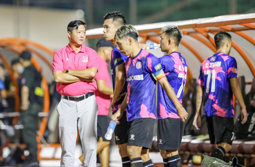 Huỳnh Đức (trái) và Sài Gòn FC sắp sửa rơi xuống hạng Nhất mùa sau. Ảnh: SONG HUY