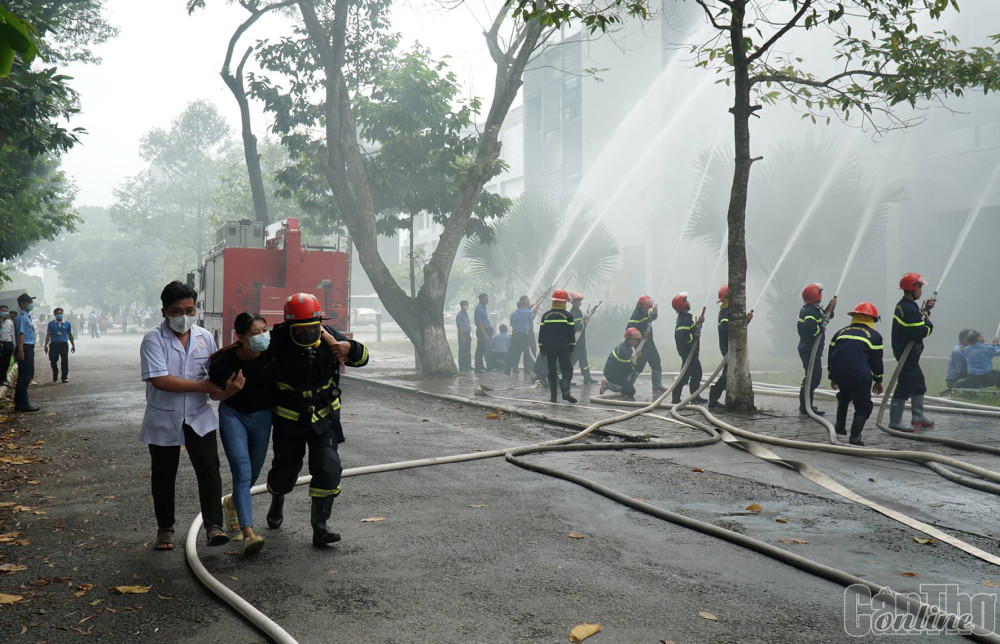 Các lực lượng tham gia thực tập phương án chữa cháy và cứu nạn, cứu hộ ở Trung tâm Học liệu Trường Đại học Cần Thơ.