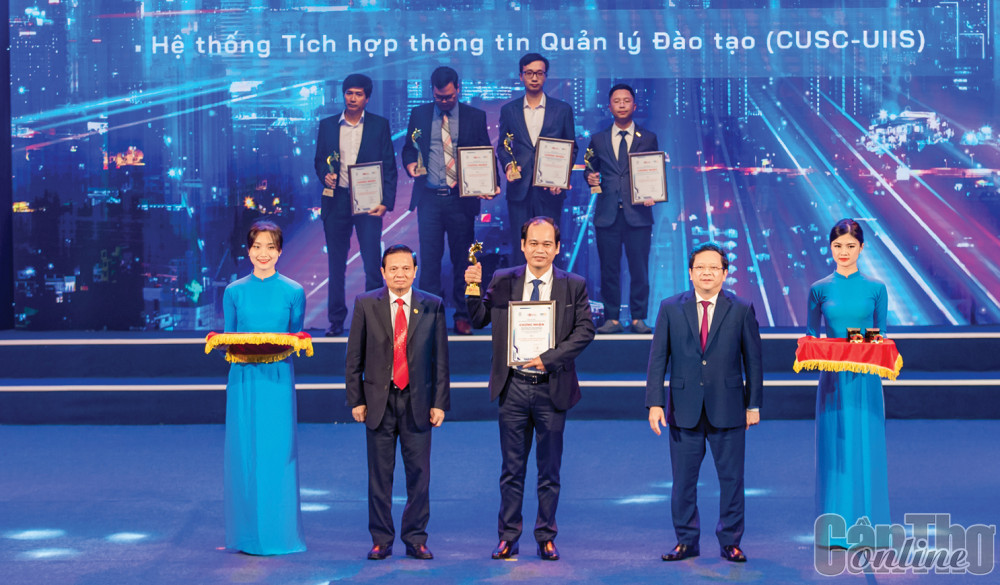 TS Trần Hoàng Việt, Phó Giám đốc CUSC nhận giải thưởng tại sự kiện Vietnam Digital Awards. (Ảnh do Trung tâm Công nghệ phần mềm Đại học Cần Thơ cung cấp).