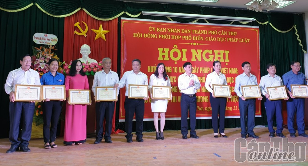 Đồng chí Nguyễn Ngọc Hè, Phó Chủ tịch UBND TP Cần Thơ trao bằng khen cho các tập thể và cá nhân có thành tích trong 10 năm thực hiện Luật PBGDPL.