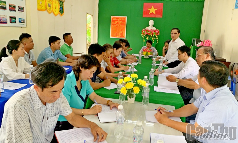 Đồng chí Trần Việt Trường phát biểu tại buổi họp lệ Chi bộ khu vực Thới Ninh. Ảnh: ANH DŨNG