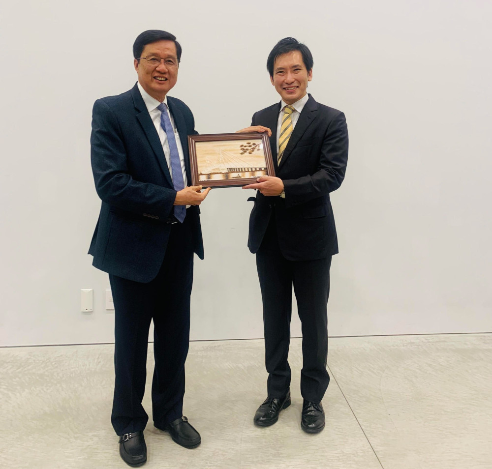 Đồng chí Phạm Văn Hiểu (bìa trái) trao tặng tranh gạo lưu niệm đến ngài Watanabe Michitaro, Thị trưởng TP Nasushiobara. Ảnh: Trần Hùng