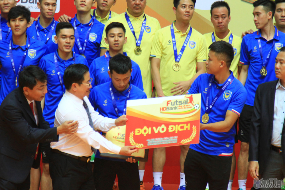  Ông Trần Việt Trường, Chủ tịch UBND TP Cần Thơ, trao thưởng cho đội vô địch Sahako