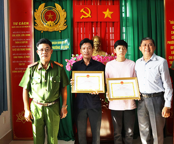 Tặng giấy khen cho người dân dũng cảm bắt tội phạm