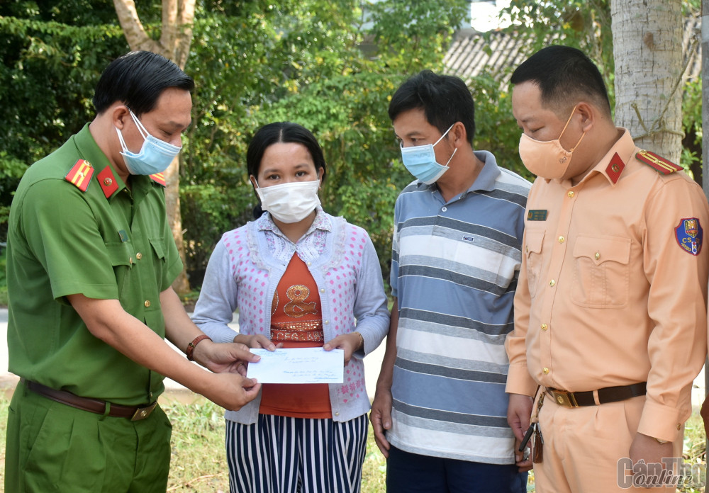 Ban ATGT huyện Phong Điền thăm hỏi, động viên và tặng quà của Ban ATGT thành phố cho gia đình nạn nhân bị TNGT trên địa bàn thị trấn Phong Điền.