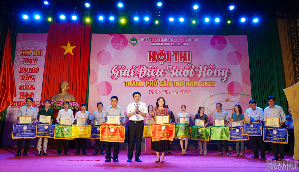 Ông Trần Thanh Bình, Giám đốc Sở Giáo dục và Đào tạo, trao giải toàn đoàn cho các đơn vị. Ảnh: DUY KHÔI​