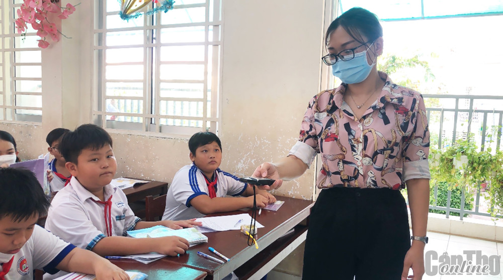 Cán bộ Trung tâm Kiểm soát bệnh tật TP Cần Thơ đo ánh sáng tại một trường tiểu học ở quận Ninh Kiều.