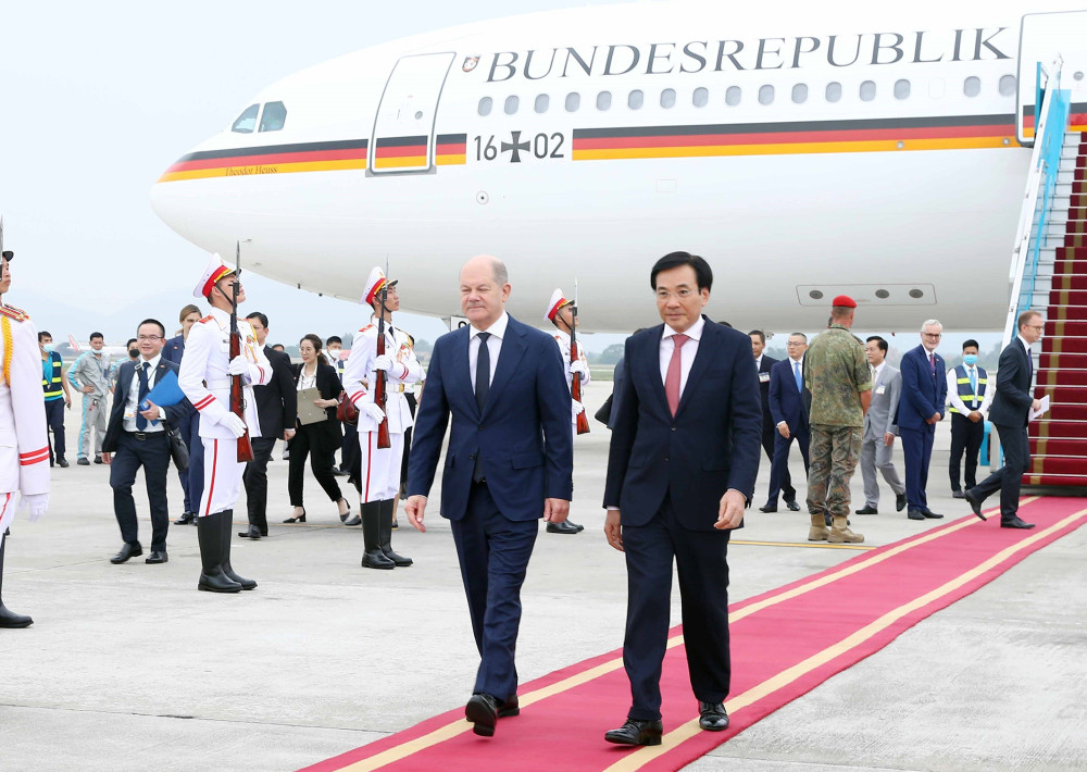 Thủ tướng Cộng hòa Liên bang Đức Olaf Scholz tới sân bay Quốc tế Nội Bài (Hà Nội) bắt đầu thăm chính thức Việt Nam từ ngày 13 đến ngày 14-11-2022. Ảnh: PHẠM KIÊN - TTXVN