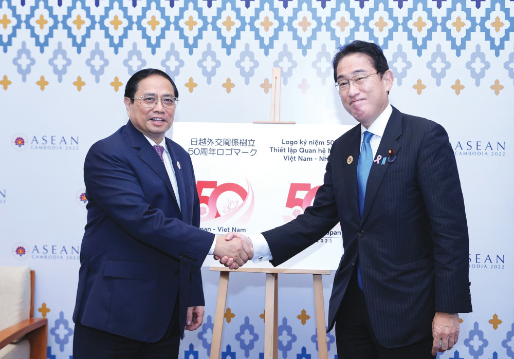 Bên lề Hội nghị Cấp cao ASEAN lần thứ 40, 41 và các hội nghị cấp cao liên quan, Thủ tướng Phạm Minh Chính gặp Thủ tướng Nhật Bản Kishida Fumio sáng 13-11. Ảnh: TTXVN