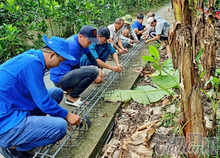 Dấu ấn nửa chặng đường ở Thới Thạnh Đoàn viên, thanh niên và người dân xã Thới Thạnh bẻ thép bắc cầu.