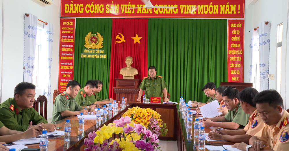 Đại tá Lương Văn Bền, Phó Giám đốc Công an TP Cần Thơ, kiểm tra việc thực hiện cao điểm "90 ngày, đêm" tại Công an huyện Cờ Đỏ. 