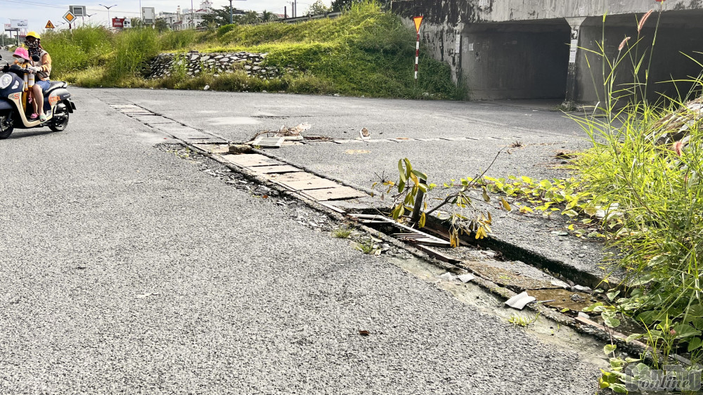 Nắp cống hư, tiềm ẩn nguy cơ tai nạn giao thông