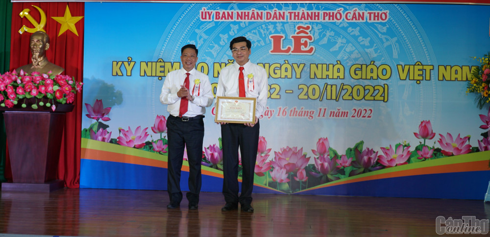 Họp mặt kỷ niệm 40 năm Ngày Nhà giáo Việt Nam