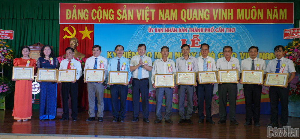 Họp mặt kỷ niệm 40 năm Ngày Nhà giáo Việt Nam