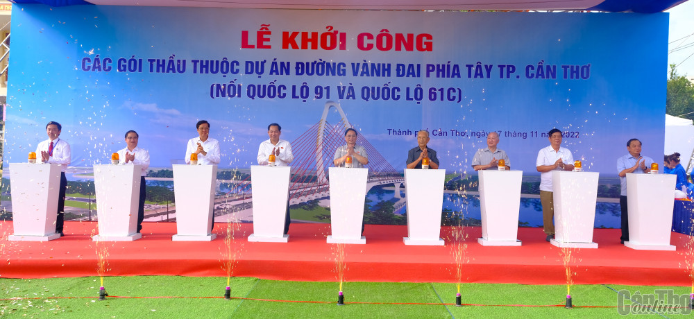 Thủ tướng Phạm Minh Chính cùng lãnh đạo TP Cần Thơ thực hiện nghi thức khởi công dự án Đường Vành đai phía Tây TP Cần Thơ.