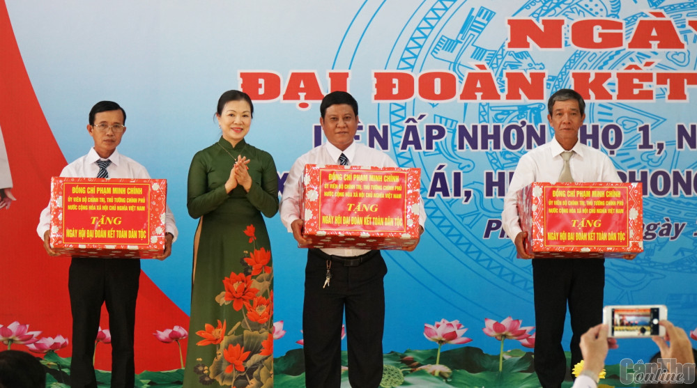 Bà Trương Thị Ngọc Ánh, Phó Chủ tịch Ủy ban Trung ương MTTQVN tặng quà cho Ban Công tác Mặt trận 3 ấp xã Nhơn Ái. Ảnh: ANH DŨNG