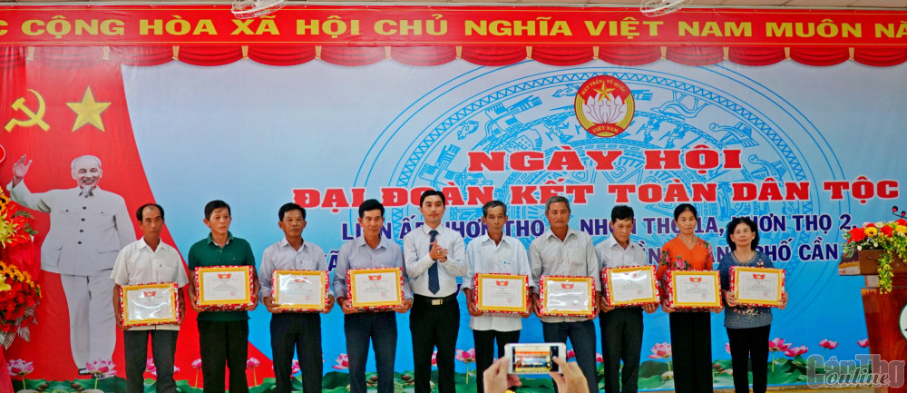 Lãnh đạo xã Nhơn Ái trao Giấy khen cho các cá nhân tiêu biểu trong phong trào thi đua yêu nước. Ảnh: ANH DŨNG