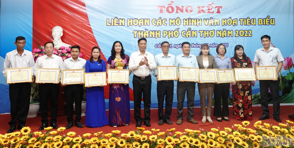 Ông Nguyễn Thực Hiện trao Bằng khen của UBND TP Cần Thơ cho các tập thể đạt giải A tại liên hoan.