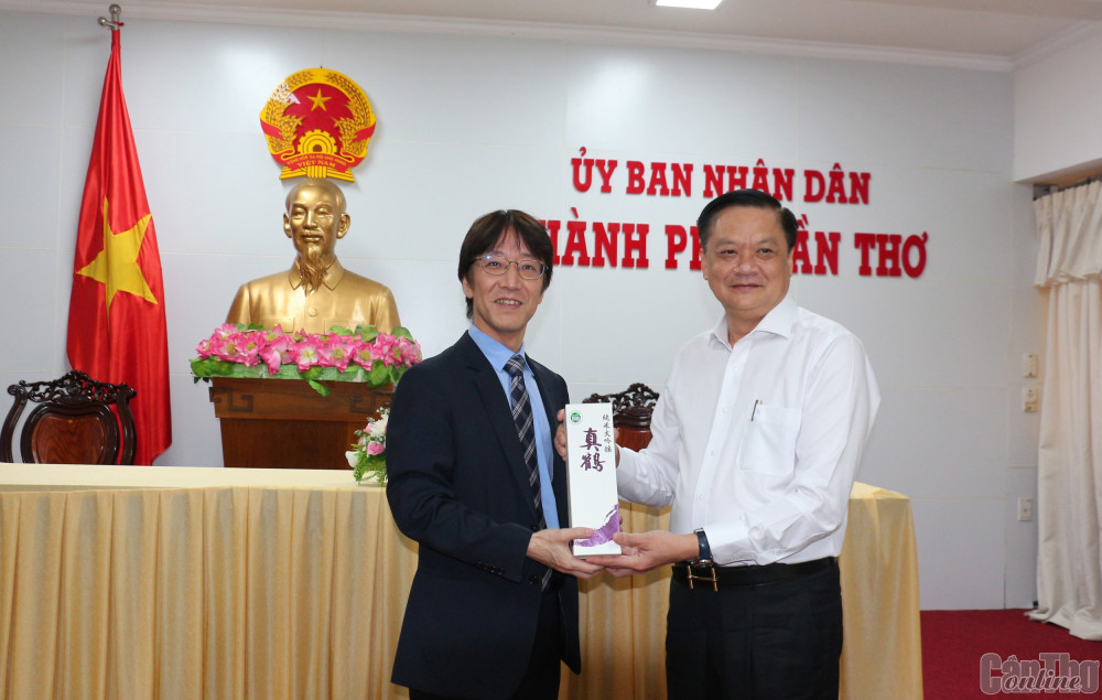 Ông IDA Koji tặng quà lưu niệm cho ông Dương Tấn Hiển tại buổi làm việc.