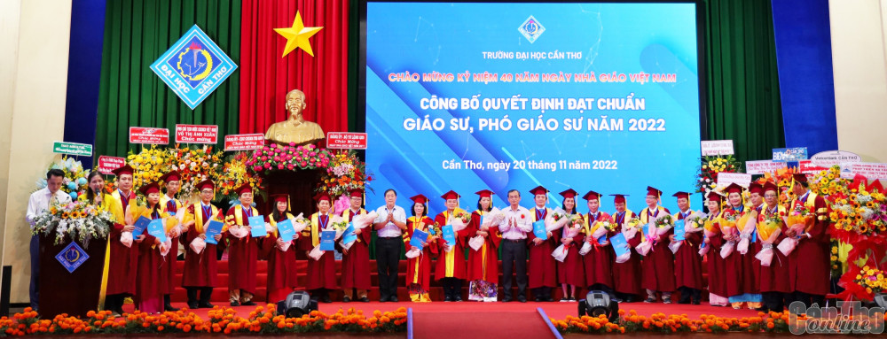 Ban Giám hiệu Trường Đại học Cần Thơ vinh danh các nhà giáo đạt chuẩn chức danh Giáo sư, Phó Giáo sư. Ảnh: B.NG